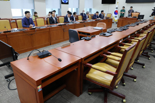 21일 국회 과학기술정보방송통신위원회 전체회의실에서 더불어민주당 과방위원들이 이동관 방송통신위원장 후보자의 인사청문경과보고서 채택 여부 안건 논의를 위한 전체회의 개최를 촉구, 국민의힘 과방위원들 입장을 기다리며 자리를 지키고 있다.<연합뉴스>